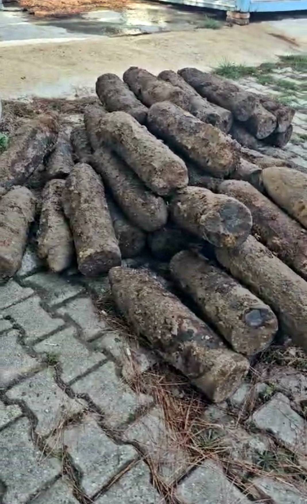 Yıllar önce gömülmüş top mermileri kazı sırasında bulundu! Paniğe neden oldu, sokağa giriş-çıkışlar kapatıldı 3